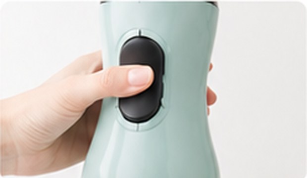 本体のボタンを押して操作する様子