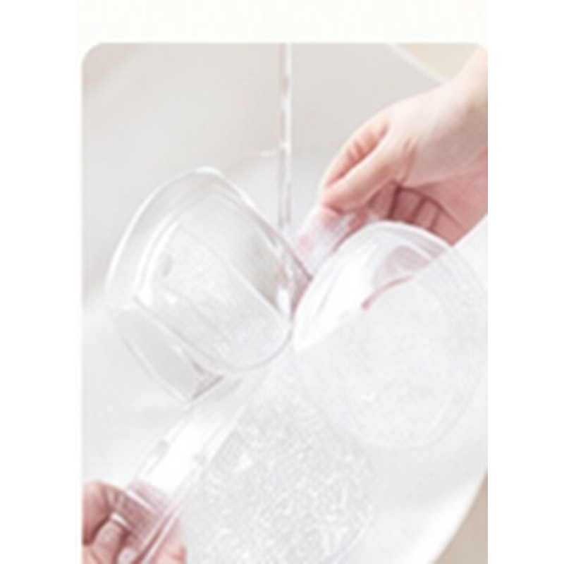 パーツを水洗いする様子